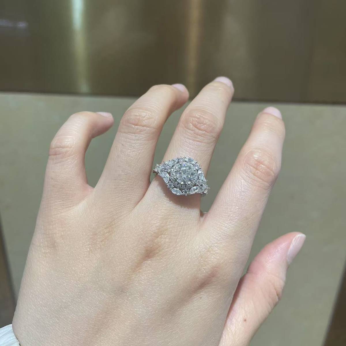 轻奢满钻圆包女戒S925银镀白金定制选款主石莫桑钻1.0ct/副石高碳钻